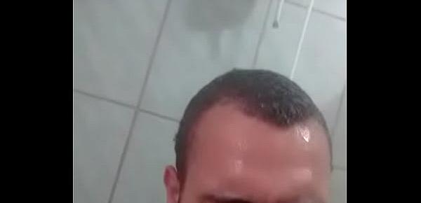  Maicon Küster tomando banho pelado e sensualizando
